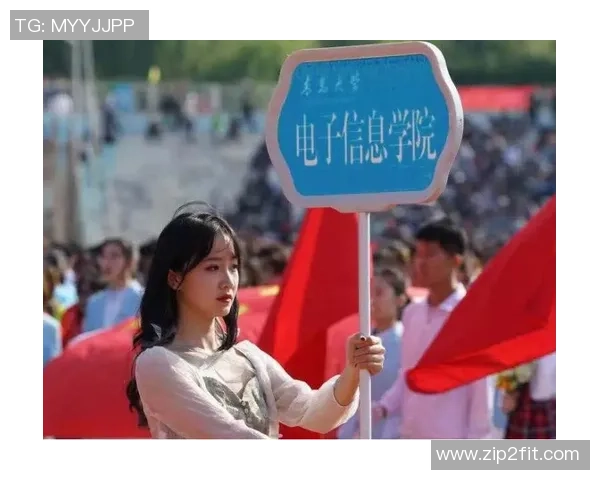 索菲亚与足球明星亲密合影展现运动魅力与时尚风采